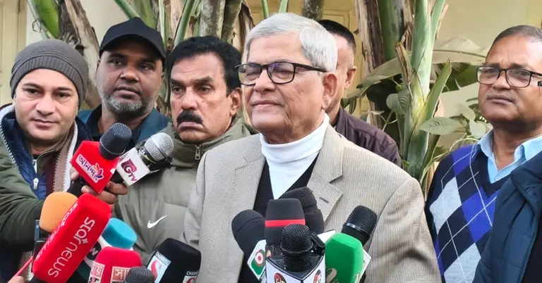 সাংবাদিকদের সঙ্গে কথা বলছেন মির্জা ফখরুল